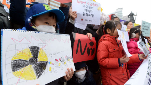 2015년 1월 21일 노동환경건강연구소 등 관계자들이 ‘일본 후쿠시마 주변 8개현 수산물 수입 재개 중단 촉구 기자회견’을 열고 있다 <사진제공 = 뉴시스>