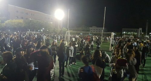 19일 오후 8시 33분께 경북 경주시 남남서쪽 11km 지점에서 발생한 규모 4.5 지진으로 대구, 창원, 부산, 울산, 포항 등에서 진동이 감지된 가운데 포항에 위치한 한동대학교에서 학생들이 대피하고 있다. <사진=독자 김광은 씨 제공, 뉴시스>