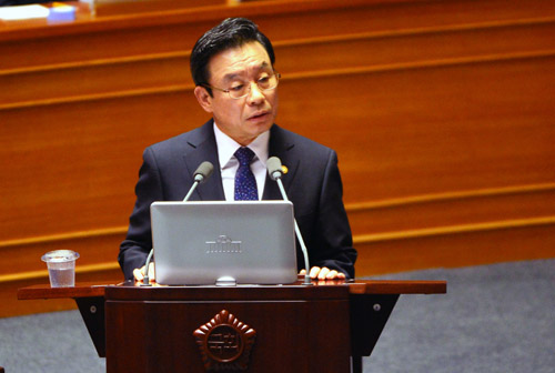 박인용 국민안전처 장관이 20일 오전 서울 여의도 국회 본회의장에서 열린 대정부 질문에 참석해 답변하고 있다. <사진제공=뉴시스>