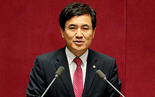 김진태 새누리당 의원이 20일 서울 여의도 국회 본회의장에서 열린 정치분야 대정부질문에서 모두 발언을 하고 있다.<사진제공=뉴시스>