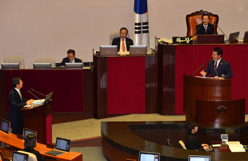 더불어민주당 송영길 의원이 22일 오전 서울 여의도 국회 본회의장에서 경제 분야 대정부 질문에 출석한 황교안 국무총리에게 질의 하고 있다. 송 의원은 이날 대정부 질문에서 청와대와 미르, K스포츠 재단 의혹 등에 대해 질의했다. <사진제공=뉴시스>