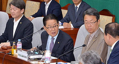 국민의당 박지원 비상대책위원장 겸 원내대표가 22일 오전 서울 여의도 국회에서 열린 의원총회에 참석해 동료의원들과 대화를 나누고 있다. <사진제공=뉴시스>