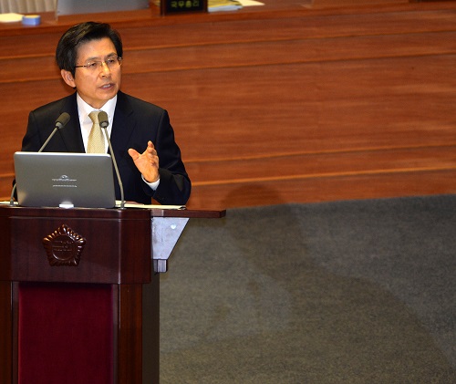 황교안 국무총리가 22일 오전 서울 여의도 국회 본회의장에서 열린 경제 분야 대정부질문에 참석해 더불어민주당 송영길 의원의 미르·K스포츠 재단 의혹과 관련한 질문에 답하고 있다. <사진제공=뉴시스>