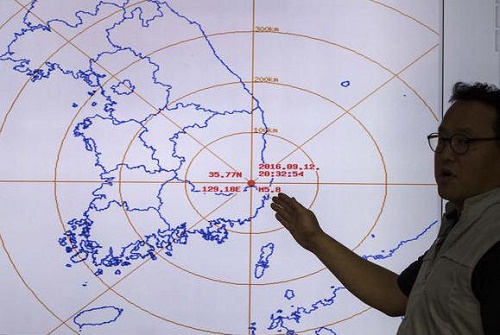An officer from the Korea Meteorological Administration explains an earthquake at the at the National Earthquake and Volcano Center of the Korea Meteorological Administration in Seoul, on Sept. 12. ⓒ Sun Dong-jin/Yonhap via AP한국 기상청 직원이 9월 12일 서울의 한국 기상청 산하 국가지진화산센터에서 지진을 설명하고 있다.