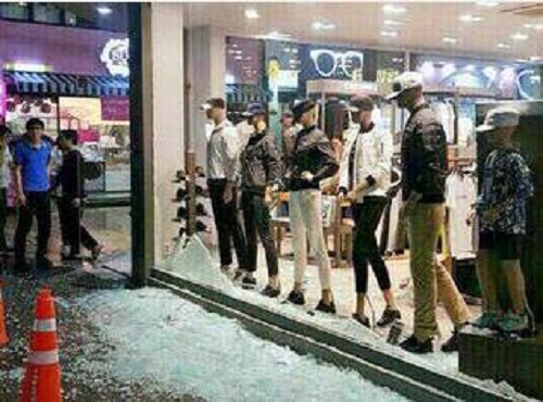 A display window in Gyeongju, South Korea, was shattered by the quakes. ⓒ Yonhap/Kyodo경주의 한 전시 유리가 지진으로 인해 깨져있다.