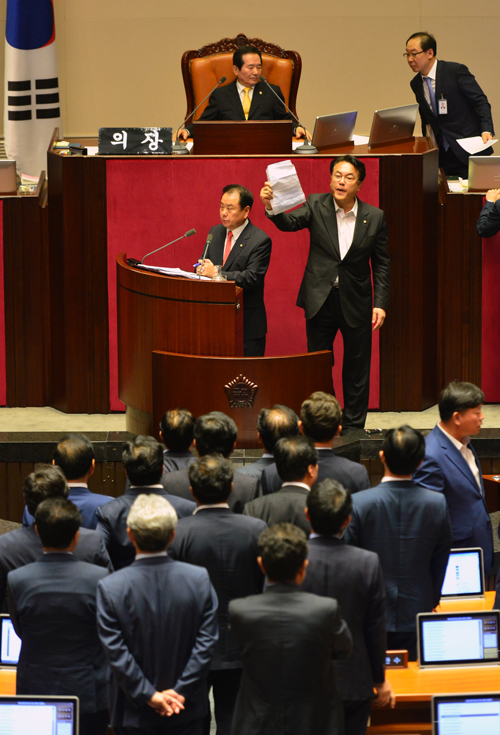 새누리당 정진석 원내대표 등 새누리당 의원들이 지난 23일 오후 서울 여의도 국회 본회의장에서 정세균 국회의장에게 국회법 자료를 보이며 항의하고 있다. 정 의장은 이날 자정을 3분여 앞두고 차수를 변경하고 대정부 질문을 중단시켰다.<사진제공=뉴시스>