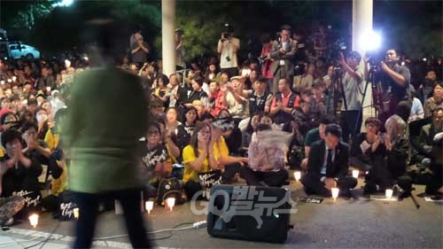 26일 오후 서울 종로구 연건동 서울대병원 장례식장 앞에서 촛불문화제가 열리고 있다.백남기 대책위 측은 이날 오후 기자회견을 가지고 앞으로 매일 저녁7시 같은시간에 촛불문화제를 가질 예정이라고 밝혔다. ⓒ go발뉴스