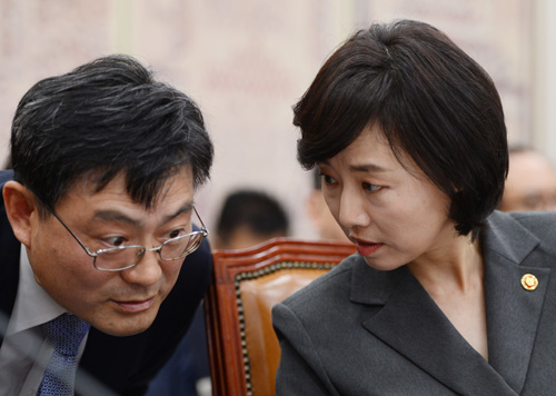 조윤선 문화체육관광부 장관이 27일 서울 여의도 국회에서 열린 교육문화체육관광위원회 국정감사에서 관계자와 대화를 나누고 있다. 새누리당은 야권의 김재수 농림축산식품부 장관 해임건의안 단독 처리에 반발해 국회 일정 전면 중단을 선언, 국감에 불참했다. <사진제공=뉴시스>