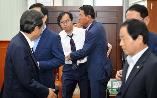 27일 오후 새누리당의 '국감 보이콧' 당론에 맞서 국감 출석의사를 밝힌 새누리당 소속 김영우 국회 국방위원회 위원장이 같은 당 의원들로부터 사실상 국방위원장실에서 감금 당했다가 상황이 마무리 된 뒤 인사를 나누고 있다. <사진제공=뉴시스>