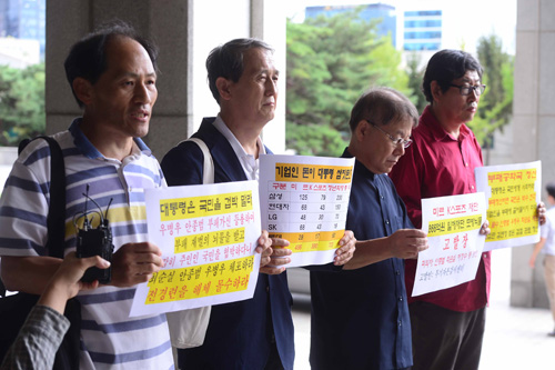 투기자본감시센터가 미르재단과 K스포츠재단의 모금 의혹과 관련해 안종범 청와대 정책조정수석과 '비선실세'로 지목된 최순실(최서원으로 개명)씨 등을 고발하기 위해 29일 서울 서초구 서울중앙지방검찰청으로 들어서며 입장을 밝히고 있다. <사진제공=뉴시스>