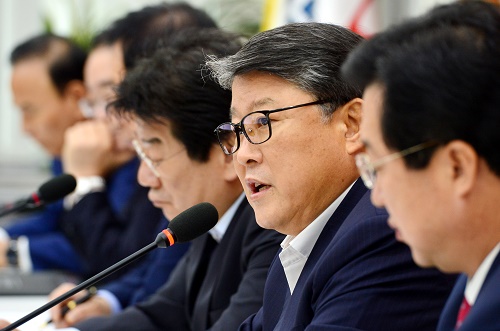 새누리당 조원진 최고위원이 27일 오전 서울 여의도 국회에서 열린 정세균 사퇴 관철 비상대책위원회 회의에 참석해 모두발언하고 있다. <사진제공=뉴시스>