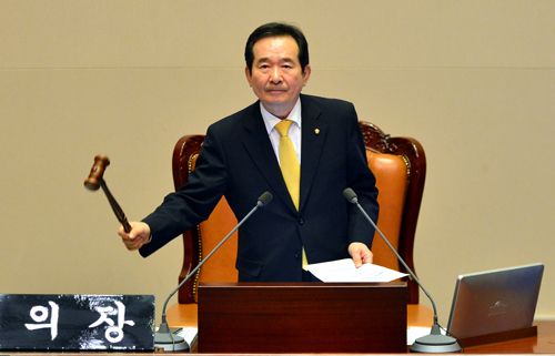 정세균 국회의장이 9월24일 오전 서울 여의도 국회 본회의장에서 김재수 농림축산식품부 장관 해임건의안 가결을 선포하고 있다.<사진제공=뉴시스>