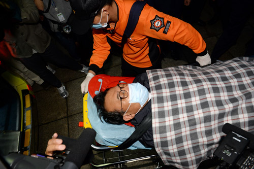 정세균 국회의장의 사퇴를 촉구하며 단식에 돌입했던 새누리당 이정현 대표가 7일째 단식 중단을 선언하고 2일 오후 서울 여의도 국회에서 병원으로 이송되고 있다. <사진제공=뉴시스>