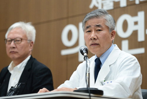 故 백남기 농민의 주치의인 백선하 서울대학교병원 교수가 3일 오후 서울 종로구 연견동 서울대학교병원 의학연구혁신센터 서성환홀에서 열린 故 백남기 농민 사망진단서 논란에 대한 서울대학교병원-서울대학교 의과대학 합동 특별조사위원회 언론 브리핑에서 취재진의 질문에 답변하고 있다. <사진제공=뉴시스>