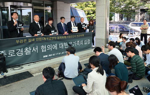 백남기 농민 대책위원회가 4일 오후 서울 종로구 연건동 서울대학교병원 장례식장 앞에서 故 백남기 농민 사망 진단서 관련 '종로경찰서 협의'에 대한 유가족의 입장 발표 기자회견을 하고 있다. <사진제공=뉴시스>