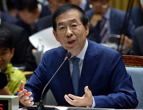 4일 오전 서울 중구 서울시청에서 열린 2016년 국회 안전행정위원회 서울시 국정감사에서 박원순 서울시장이 의원들의 질문에 답하고 있다. <사진제공=뉴시스>