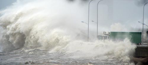 제18호 태풍 '차바'의 영향을 받은 5일 오전 부산 해운대구 마린시티 내 해변로에 폭풍해일이 덮치고 있다. <사진제공=뉴시스>