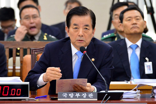 한민구 국방부 장관이 5일 오후 서울 여의도 국회에서 열린 국방위원회 국정감사에 증인으로 출석해 의원 질의에 답변하고 있다. <사진제공=뉴시스>