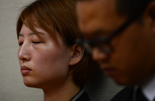 故 백남기 농민의 딸 백도라지 씨가 3일 오후 서울 종로구 연견동 서울대학교병원 장례식장에서 서울대학교병원-서울대학교 의과대학 합동 특별조사위원회의 사망 진단서에 대해 반박하는 유가족 입장을 발표 전 생각에 잠겨 있다. <사진제공=뉴시스>