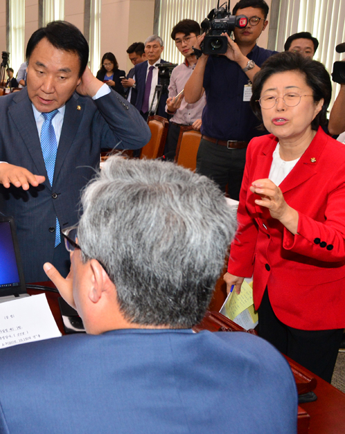 새누리당 염동열(왼쪽), 이은재 의원이 6일 오전 서울 여의도 국회에서 열린 교육문화체육관광위원회 국정감사에서 유성엽 위원장이 감사를 중지하고 문화체육관광부 종합감사 일반증인 출석요구의 건을 상정하자 정회를 요구하며 항의하고 있다.서울시교육청 등에 대한 국감이 개시된 이날 교문위는 미르, K스포츠 재단 의혹 관련 증인 채택 문제로 여야의 공방이 이어지며 새누리당 의원들이 자리를 떠나는 상황이 연출됐다. <사진제공=뉴시스>