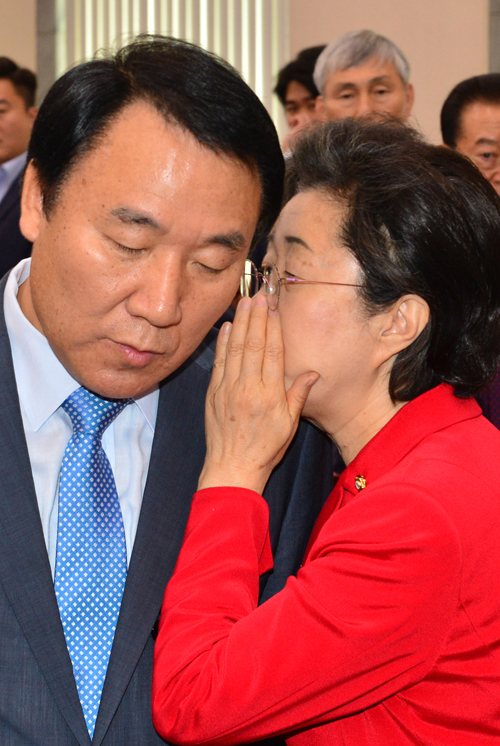 새누리당 이은재(오른쪽) 의원이 6일 오전 서울 여의도 국회에서 열린 교육문화체육관광위원회 국정감사에서 유성엽 위원장이 감사를 중지하고 문화체육관광부 종합감사 일반증인 출석요구의 건을 상정하자 정회를 요구하던 염동열 간사에게 귓속말을 하고 있다.서울시교육청 등에 대한 국감이 개시된 이날 교문위는 미르, K스포츠 재단 의혹 관련 증인 채택 문제로 여야의 공방이 이어지며 새누리당 의원들이 자리를 떠나는 상황이 연출됐다. <사진제공=뉴시스>