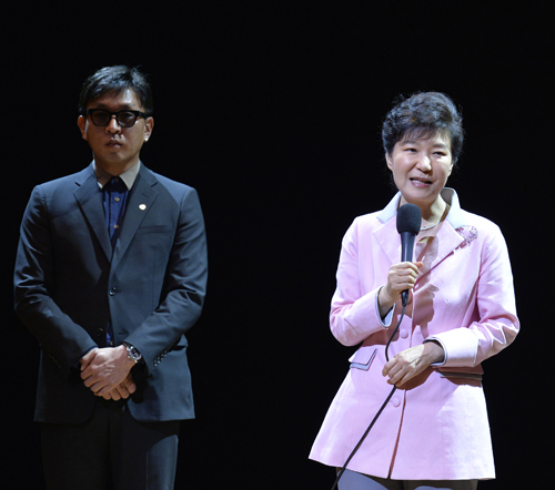 박근혜 대통령이 지난해 8월 27일 오후 서울 시내 한 공연장에서 융·복합공연 '하루(One Day)' 관람에 앞서 인사말을 하고 있다. 왼쪽은 공연 총연출가 차은택 감독. <사진제공=뉴시스>