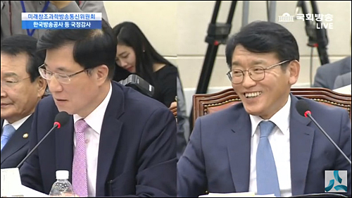 고대영 한국방송공사 사장이 11일 오전 서울 여의도 국회 미래창조과학방송통신위원회 국정감사에서 신경민 더불어민주당 의원의 질의에 웃고 있다. <사진출처=Harper Kim 유튜브 영상 캡처>