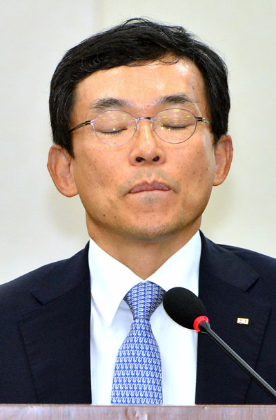 이승철 전국경제인연합회 상근부회장이 12일 오전 서울 여의도 국회에서 열린 기획재정위원회 국정감사에 출석해 입을 굳게 다문 채 눈을 감고 있다.이 부회장은 이날 국감에서 미르와 K스포츠 재단 관련 질의에 검찰 수사중인 사안으로 답변할 수 없다고 말했다. <사진제공=뉴시스>