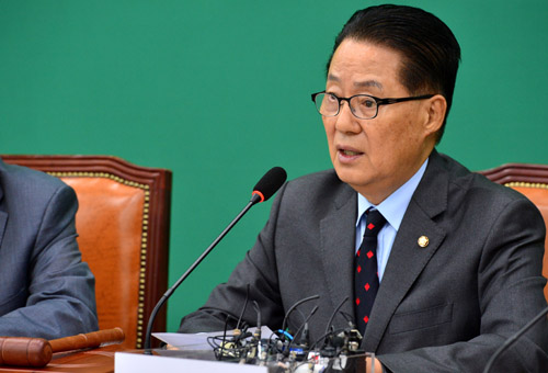 박근혜 대통령이 11일 오전 청와대 위민관에서 국무회의(화상)를 주재하기 위해 입장 하고 있다. <사진제공=뉴시스>