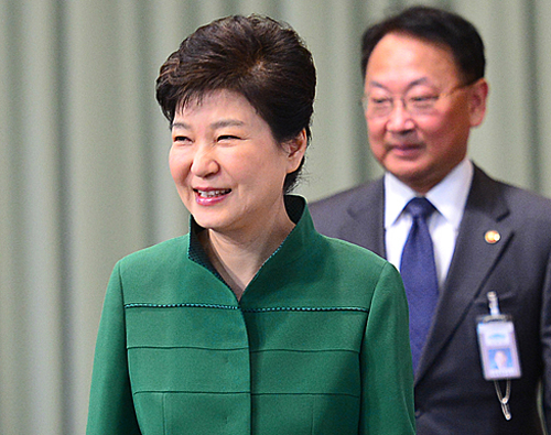 박근혜 대통령이 11일 오전 청와대 위민관에서 국무회의(화상)를 주재하기 위해 입장 하고 있다. <사진제공=뉴시스>