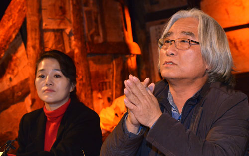 지난 2월12일 오후 서울 종로구 대학로 게릴라극장에서 열린 연희단거리패 창단 30주년 기념 기자간담회에서 이윤택 연희단거리패 예술감독이 발언을 하고 있는 모습. <사진제공=뉴시스>