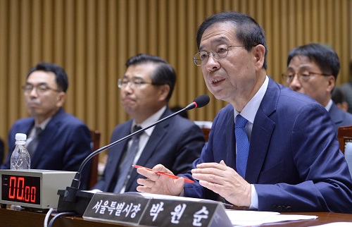 박원순 서울시장이 11일 오전 서울 중구 태평로 서울시청에서 열린 국회 국토교통위원회의 서울시 국정감사에서 의원들의 질의에 답하고 있다. <사진제공=뉴시스>