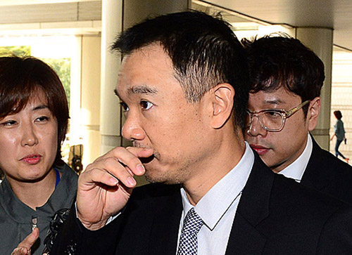 진경준 전 검사장에게 뇌물을 제공한 혐의를 받고 있는 김정주 넥슨 회장이 11일 오전 서울 서초구 서울중앙지법으로 공판 증인신문을 위해 들어서고 있다. <사진제공=뉴시스>