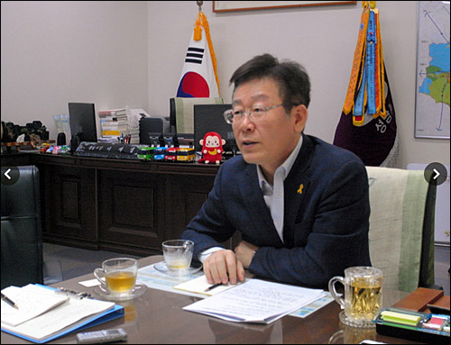 韓国ソンナム市のイ・ジェミョン市長＝市役所で、松浦新撮影「にっぽんの負担」の記事一覧はこちら한국 성남시의 이재명 시장 = 시청에서, 마쓰우라신 촬영「일본의 부담」의 기사 목록은 이쪽