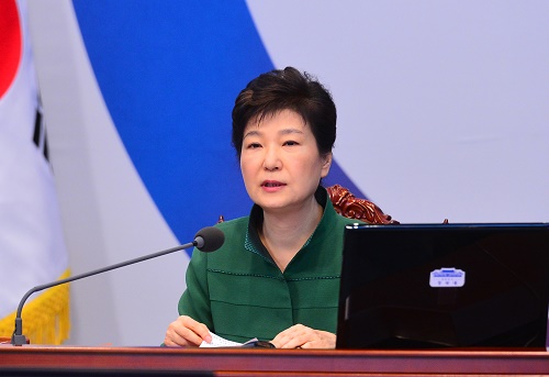 박근혜 대통령이 11일 오전 청와대 위민관에서 국무회의(화상)를 주재하며 모두발언을 하고 있다. <사진제공=뉴시스>