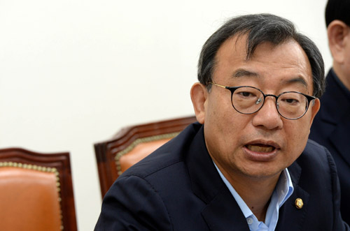 새누리당 이정현 대표가 16일 오후 서울 여의도 국회 당대표실에서 UN 북한인권결의안 대북결재요청사건 TF 제1차 회의와 관련해 발언하고 있다. <사진제공=뉴시스>