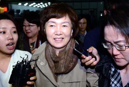 최경희 이대 총장이 17일 오후 서울 서대문구 이화여대 ECC관 이삼봉홀에서 최순실 딸 정유라의 부정입학 및 특혜에 관련해 입장을 밝히고 취재진과 학생들을 피해 황급히 자리를 떠나고 있다. <사진제공=뉴시스>