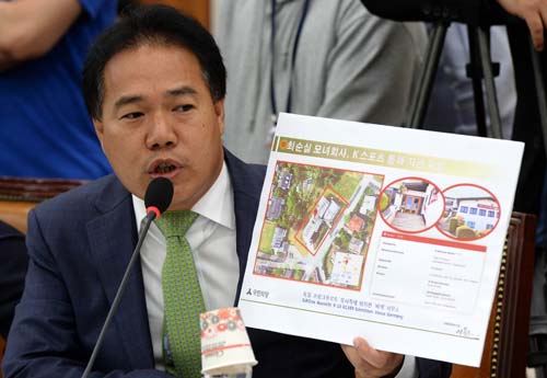 국민의당 이용주 의원이 18일 오전 서울 여의도 국회 법제사법위원회 국정감사에서 최순실, 미르재단 의혹과 관련해 김현웅 법무부 장관에게 질의하고 있다. <사진제공=뉴시스>