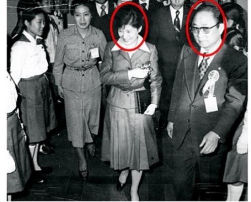 1977년 3월 16일 새마을 궐기대회에 참석한 박근혜 당시 퍼스트레이디 대리(가운데)가 최태민 당시 구국봉사단 총재(맨 오른쪽)의 안내로 걸스카우트 대원들을 돌아보며 격려하는 모습