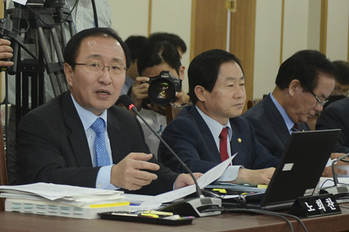 17일 오전 경기 과천 정부과천청사 법무부에서 열린 국회 법제사법위원회의 법무부 국정감사에 참석한 노회찬(왼쪽) 정의당 의원이 김현웅 법무부 장관에게 질의하고 있다. <사진제공=뉴시스>