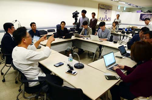 지난해 민중총궐기 당시 물대포에 맞아 쓰러진 고 백남기 농민 옆에 있었던 공공운수노조 광주전남본부 소속 노동자(일명 '빨간우의') 가 19일 오후 서울 중구 프레스센터에서 입장 발표를 하고 있다. 그는 “지금 주목해야 하는 건 살려고 거리로 나오셨던 분(고 백남기 농민) 이 자신을 보호해줘야 할 국가에 의해 생명을 잃어 버렸다는 것”이라며 “(물대포에 맞아 돌아가신) 그 증거자료는 충분하다”고 말했다. <사진제공=뉴시스>