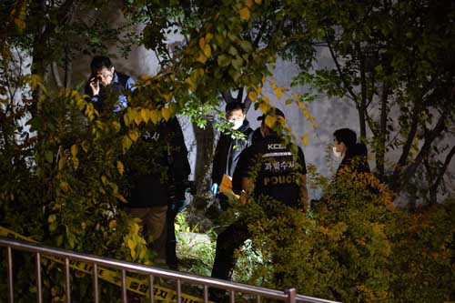 19일 오후 6시30분께 서울 강북구 번동 오패산터널 인근에서 총기사고가 발생, 경찰 1명이 중상을 당해 병원으로 실려갔으나 결국 사망했다. 사진은 당시 총을 쏜 피의자가 위치해 있던 곳을 경찰이 조사하는 모습. <사진제공=뉴시스>