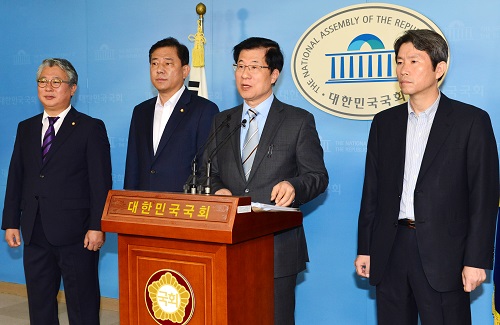 더불어민주당 국회 정보위원회 소속 의원들이 20일 오전 서울 여의도 국회 정론관에서 기자회견을 열고 새누리당 이완영 간사가 국가정보원 국정감사에 대해 거짓 브리핑을 했다며 사퇴를 촉구하고 있다. 왼쪽부터 조응천, 김병기, 신경민, 이인영 의원. <사진제공=뉴시스>