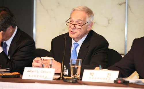 로버트 갈루치 전 국무부 북핵특사. <사진=민주평통 제공, 뉴시스>