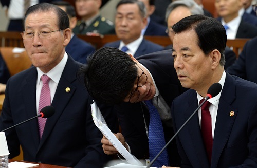 한민구 국방부 장관이 14일 오전 서울 여의도 국회에서 열린 국방위원회 국정감사에 참석해 국방부 관계자와 이야기를 나누고 있다. <사진제공=뉴시스>