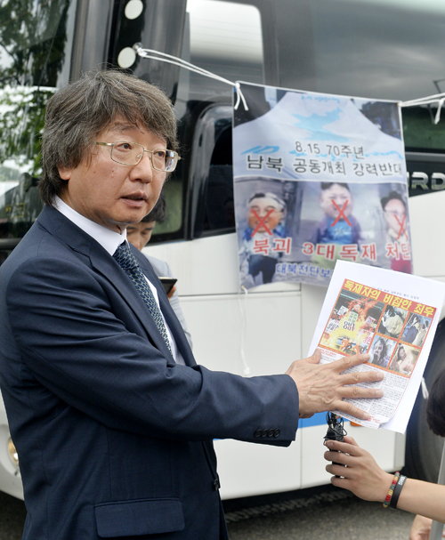 27일 오후 경기도 파주 임진각 인근에서 대북전단보내기 국민연합이 대북전단을 살포하려 했으나 경찰에 의해 저지 당하자 기자회견을 갖고 있다. 최우원 대북전단보내기국민연합 공동대표는 이날 기자회견을 통해 " 날씨 상황을 봐서 이번주 내로 대북전단을보낼 것'이라고 밝혔다. <사진제공=뉴시스>