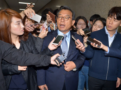 25일 오전 서울 여의도 국회 새누리당 대표실 앞에서 이정현 대표가 최순실 의혹 관련 입장을 기자들에게 답하고 있다. <사진제공=뉴시스>