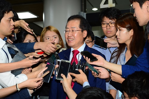 '성완종 리스트'에 연루된 홍준표 경남도지사가 9월8일 오전 서울 서초구 서울중앙지방법원에서 1심 징역 1년 6개월을 선고받은 후 법원을 나오고 있다. <사진제공=뉴시스>