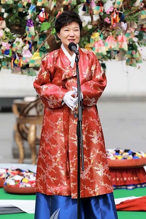 2013년 2월 25일 취임식 당일 한복을 차려입은 박근혜 대통령이 광화문 광장에서 연설하고 있다.