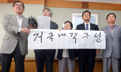 김정탁 성균관대 신문방송학과 교수(왼쪽)를 비롯한 참석 교수들이 27일 오전 서울 종로구 성균관대학교 교수회관에서 내각과 청와대 비서진 총사퇴를 요구하는 시국선언문을 발표하고 있다. <사진제공=뉴시스>